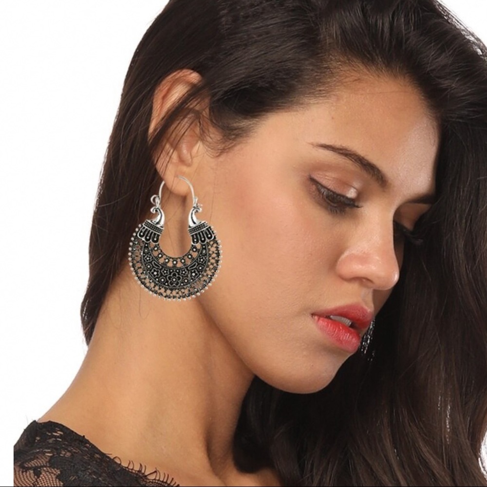 2/$20! Antiqued Silver Flower Boho Earrings - Picture 3 of 8